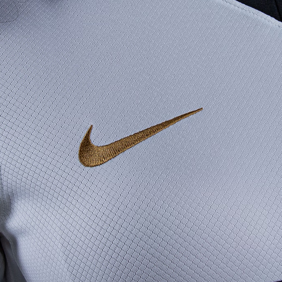 Camisa Atlético Mineiro II 26/27 - Torcedor Nike Feminina - Branca com detalhes em preto e dourado