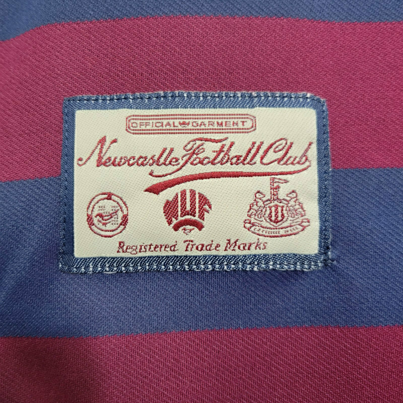 Camisa Newcastle 1995/1996 Manga Longa - Retrô Adidas - Vinho com listras em azul e detalhes em branco