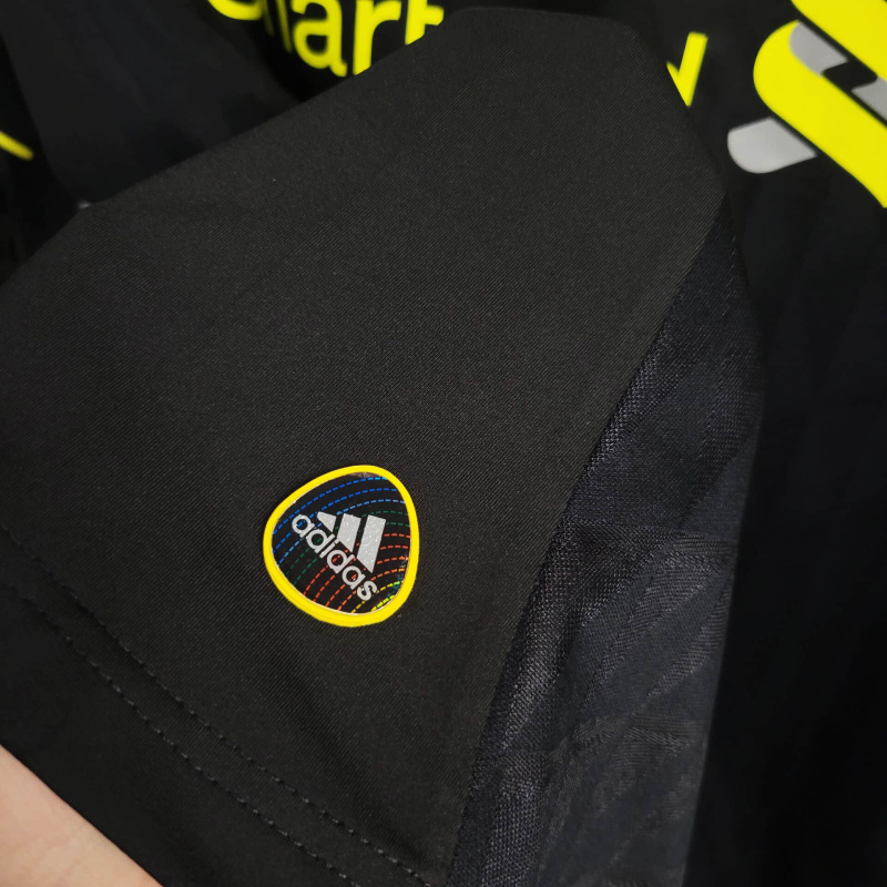 Camisa Liverpool II 2010/2011 - Retrô Adidas - Preta com detalhes em amarelo