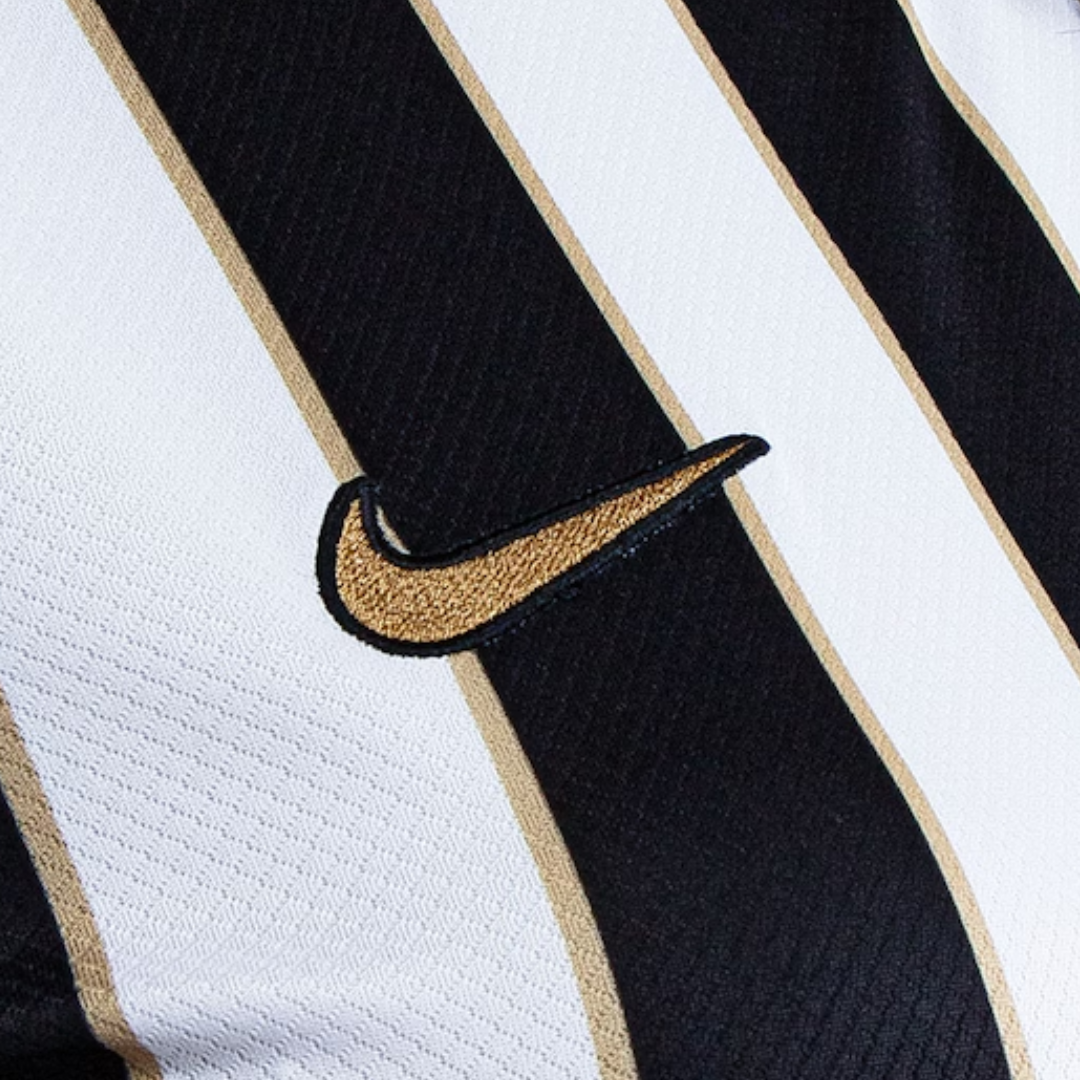 Camisa Atlético Mineiro I 26/27 - Torcedor Nike Feminina - Preta com listras brancas e detalhes em dourado