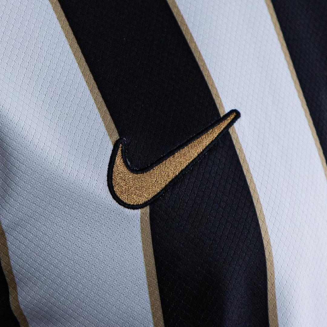 Camisa Atlético Mineiro I 26/27 - Torcedor Nike Masculina - Preta com listras brancas e detalhes em dourado