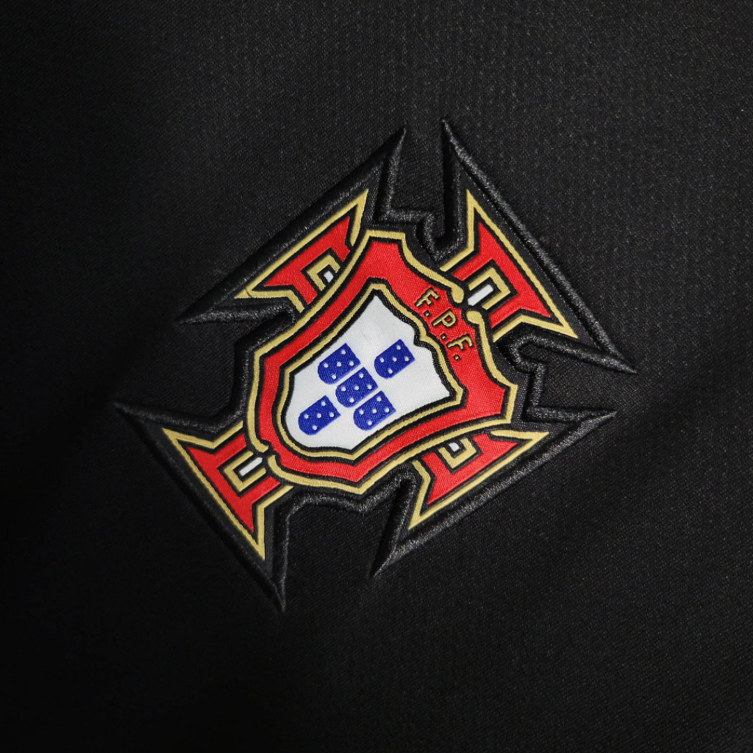 Camisa Seleção de Portugal II 2006 - Retrô Nike - Preta com detalhes em amarelo
