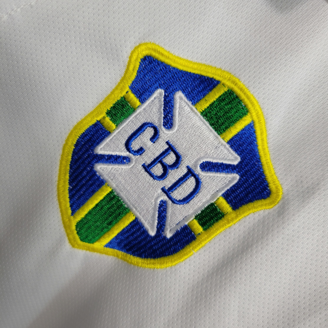 Camisa Seleção Brasileira III 2004 - Retrô Nike - Branco com detalhes em azul e brasão CDB