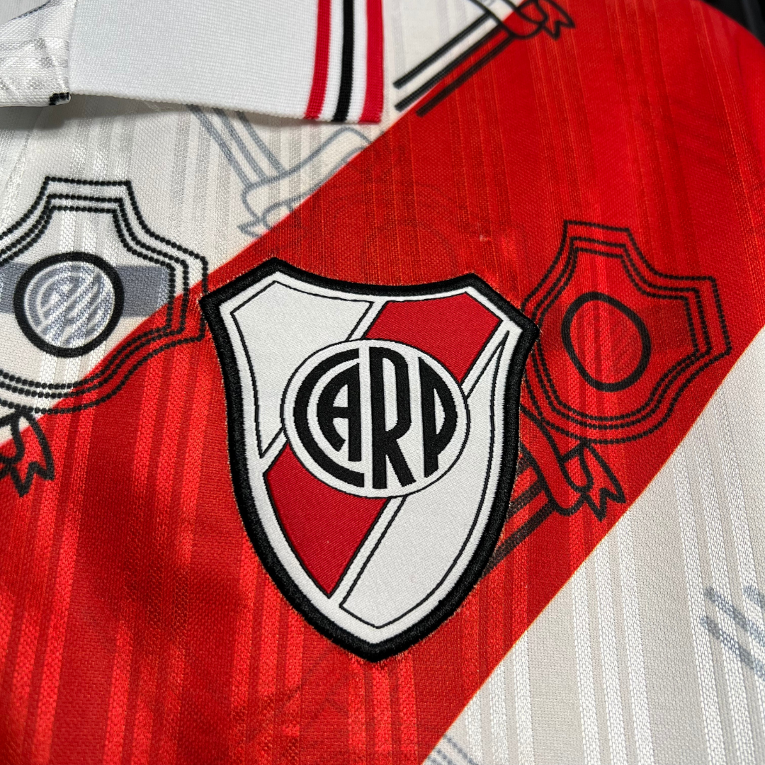Camisa River Plate I 1995/1996 - Retrô Adidas - Branca com detalhes em vermelho