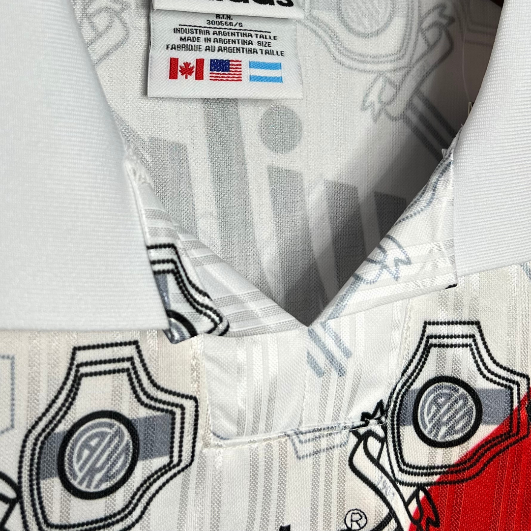 Camisa River Plate I 1995/1996 - Retrô Adidas - Branca com detalhes em vermelho