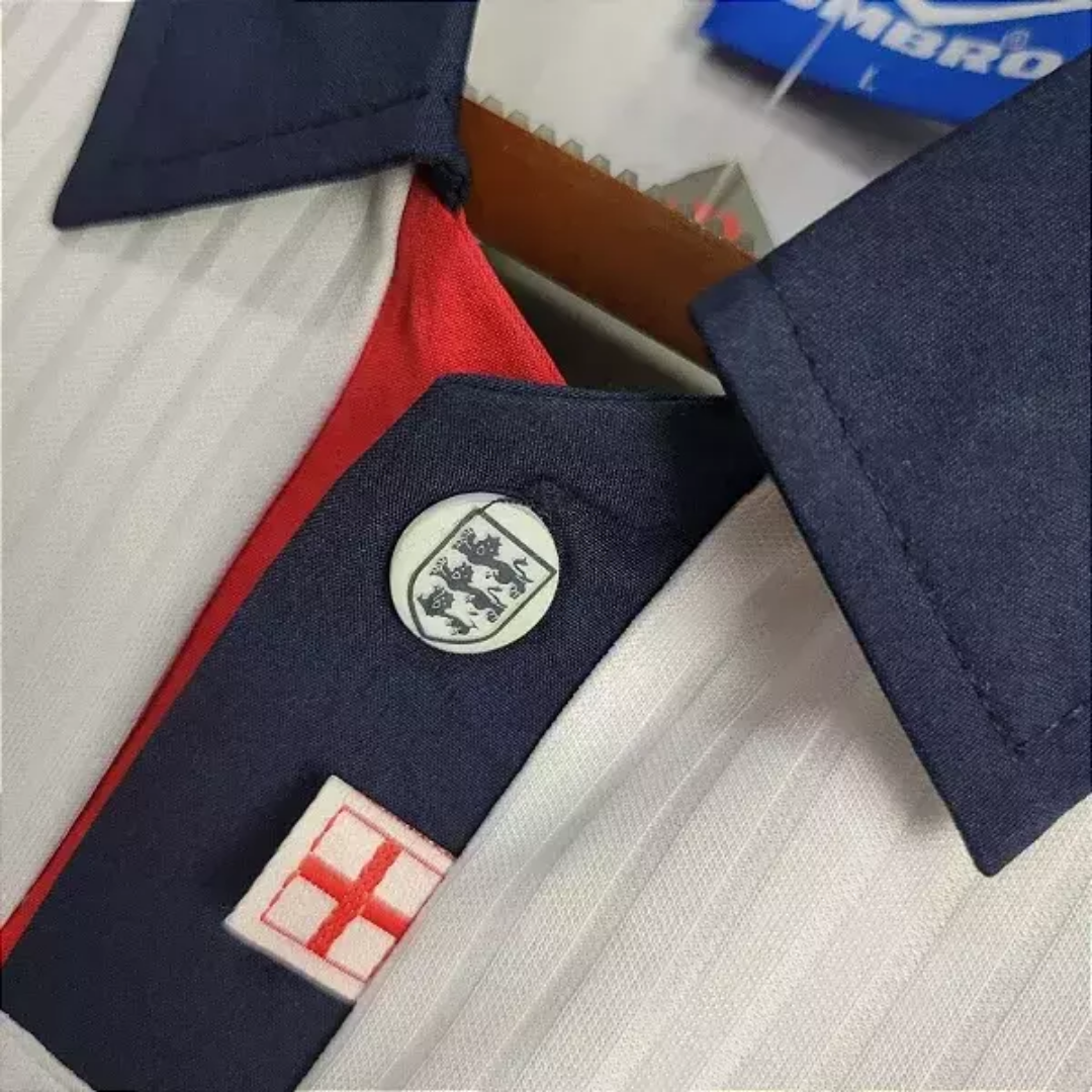 Camisa Seleção da Inglaterra I 1998 - Retrô Umbro - Branca com detalhes em azul e vermelho