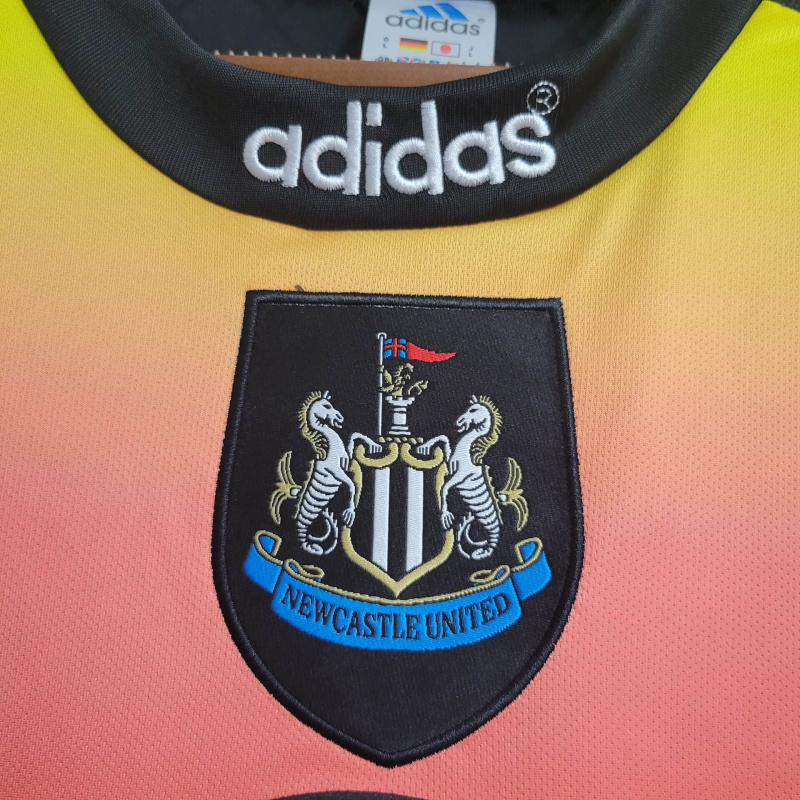 Camisa Newcastle 1996/1997 Manga Longa - Retrô Adidas - Preta com detalhes em amarelo e vermelho