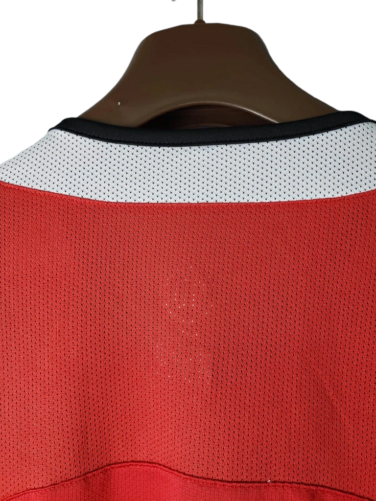 Camisa Manchester United I 2005 - Retrô Nike - Vermelha com detalhes em preto e branco