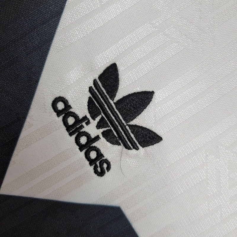 Conjunto Infantil Seleção da Alemanha I 1992 - Retrô Adidas - Branco com detalhes em preto e vermelho e amarelo