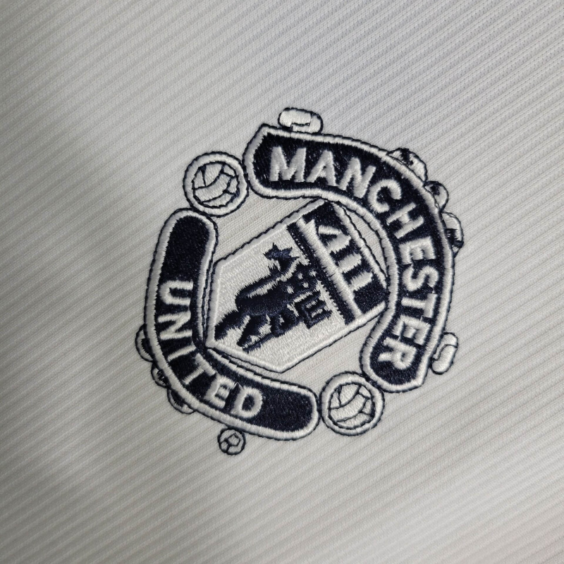 Camisa Manchester United II 1990/2000 - Retrô Umbro - Branca com detalhes em azul