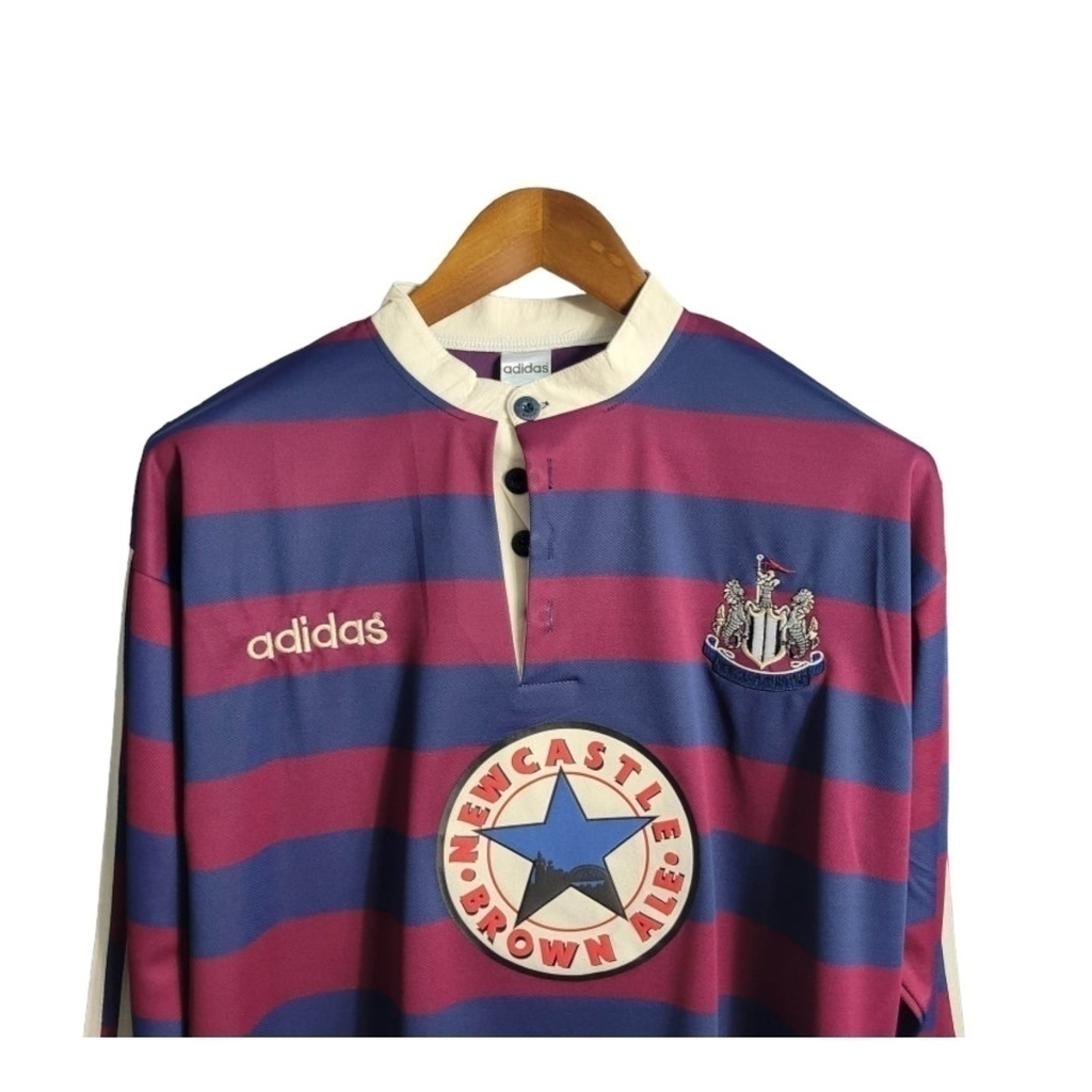 Camisa Newcastle 1995/1996 Manga Longa - Retrô Adidas - Vinho com listras em azul e detalhes em branco