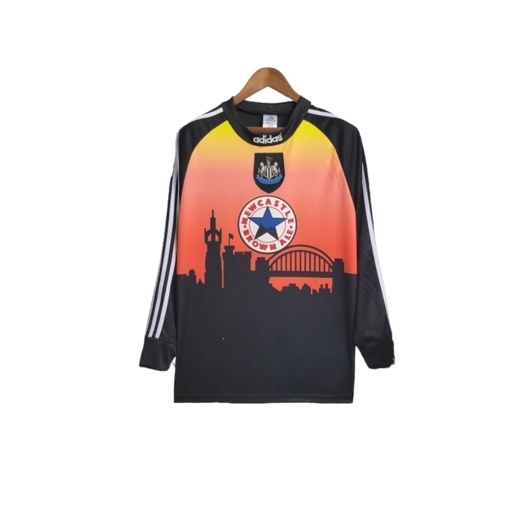 Camisa Newcastle 1996/1997 Manga Longa - Retrô Adidas - Preta com detalhes em amarelo e vermelho
