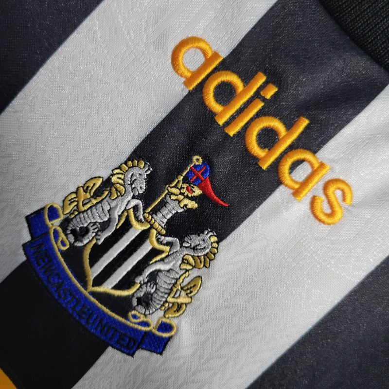Camisa Newcastle I 1995/1997 - Retrô Adidas - Branca com listras pretas e detalhes em amarelo