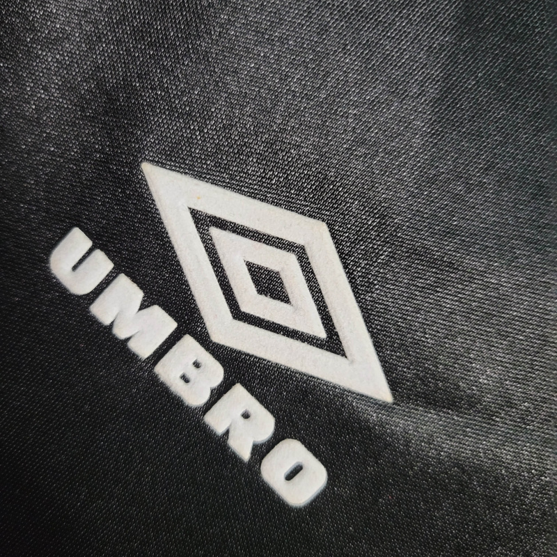 Camisa Manchester United 1998 - Retrô Umbro - Preta com detalhes em verde