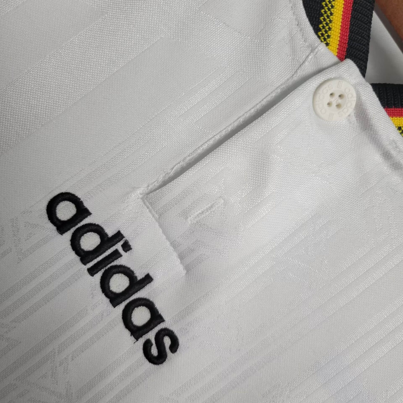 Camisa Manchester United 1996 - Retrô Umbro - Branca com detalhes em preto e vermelho e amarelo