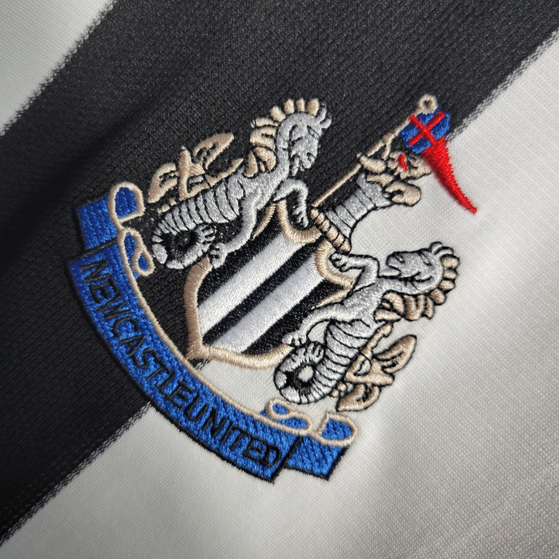 Camisa Newcastle 1997/1999 I Manga Longa - Retrô Adidas - Branca com listras pretas e detalhes em azul