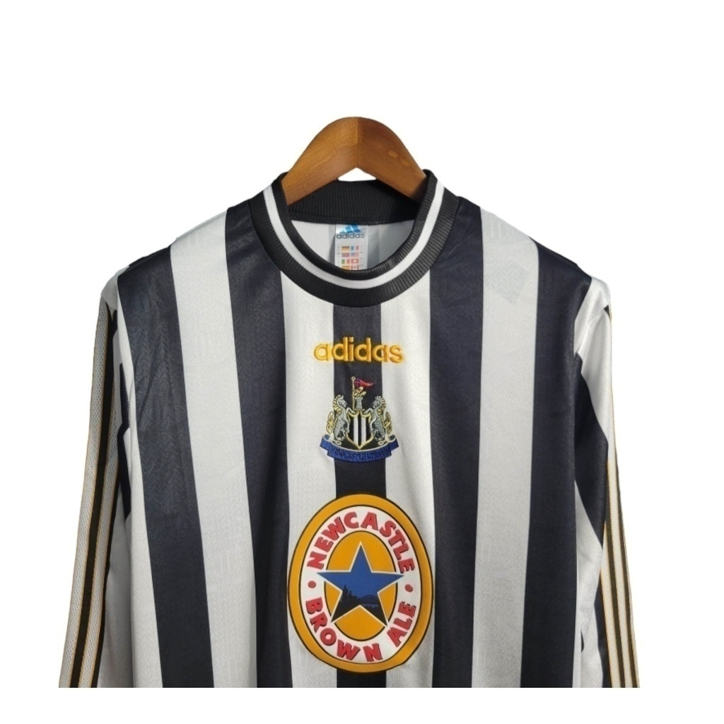 Camisa Newcastle 1995/1997 Manga Longa - Retrô Adidas - Preta com listras pretas e detalhes em amarelo