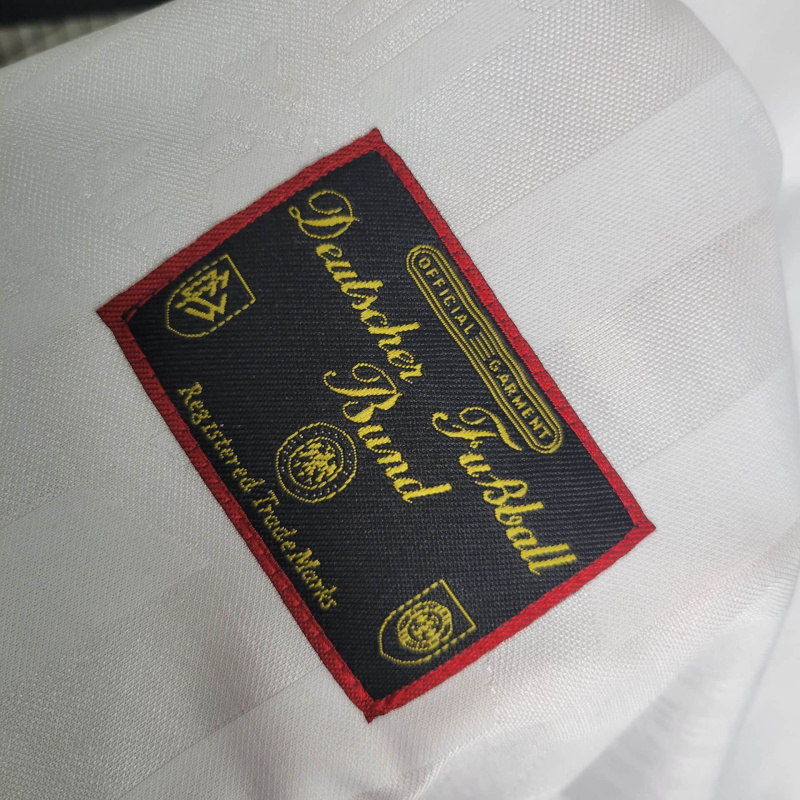 Camisa Manchester United 1996 - Retrô Umbro - Branca com detalhes em preto e vermelho e amarelo