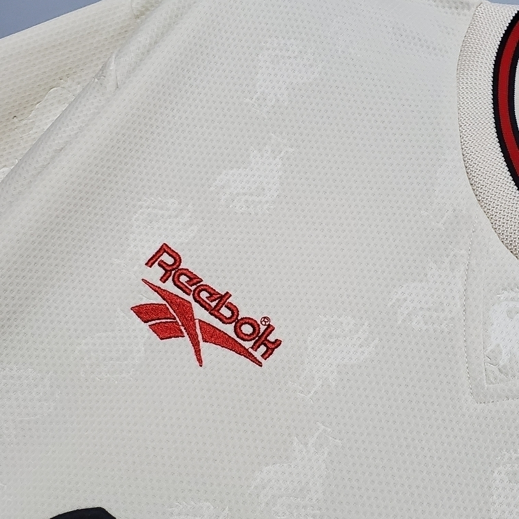 Camisa Liverpool II 1996/1997 - Retrô Reebok - Bege com detalhes em vermelho