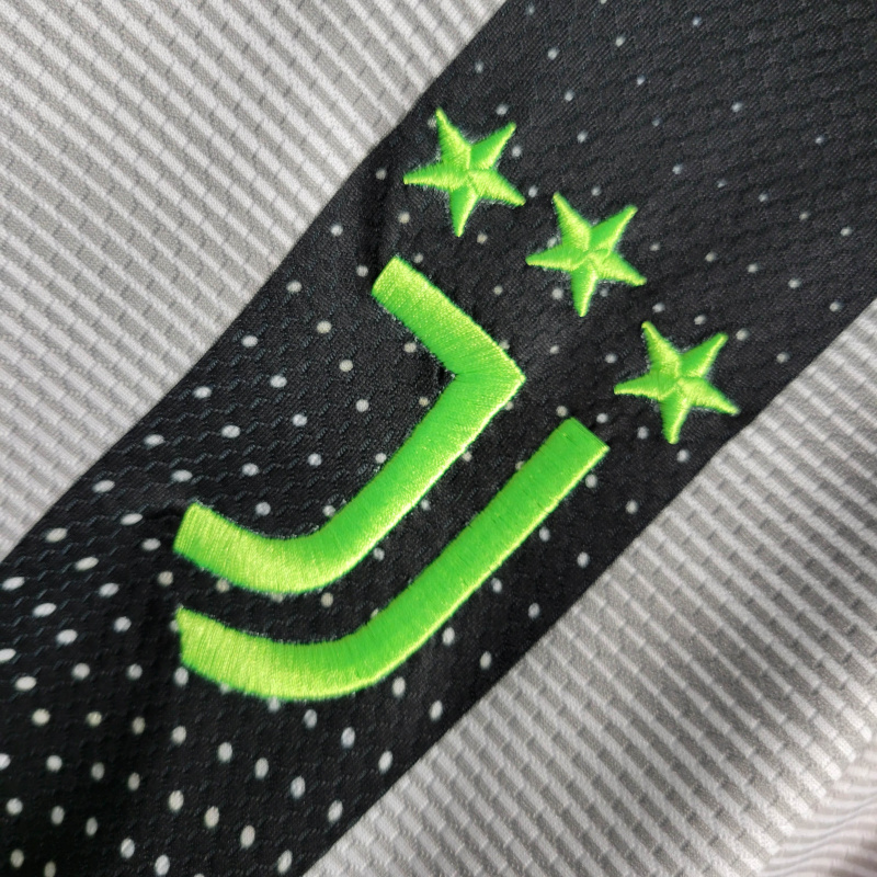 Camisa Juventus Edição Especial 2019/2020 - Retrô Adidas - Branca com detalhes em preto e verde e laranja