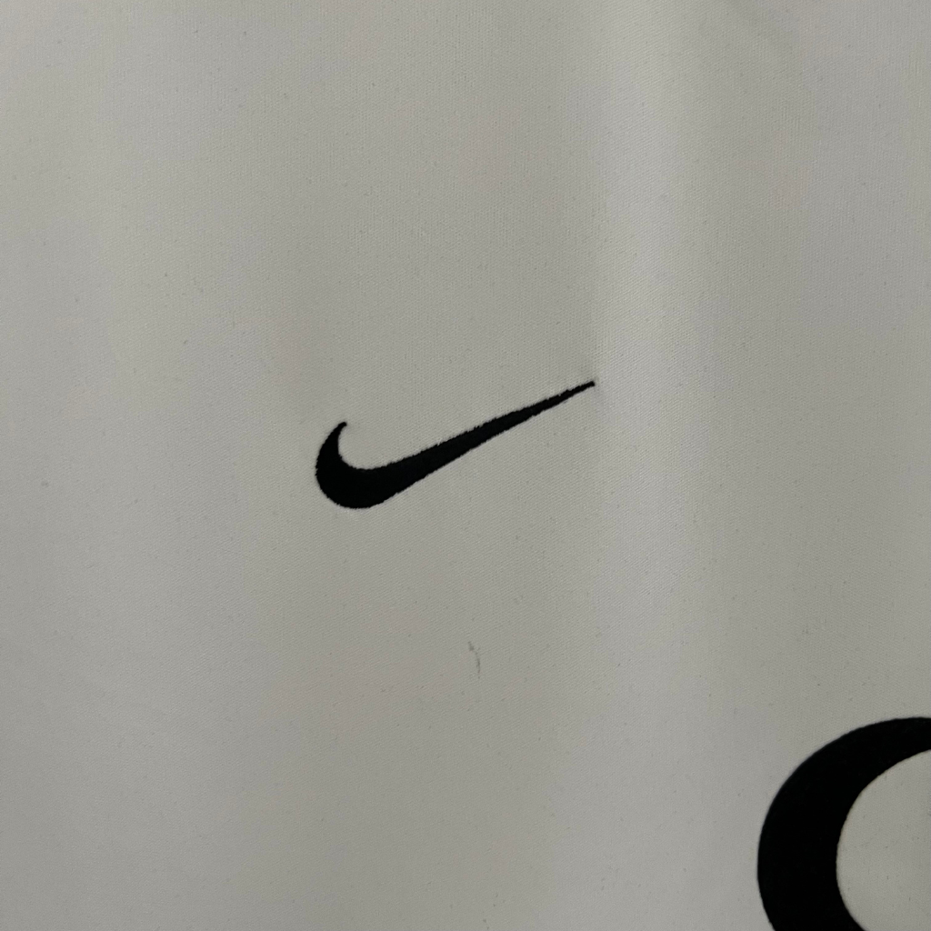 Camisa Manchester United II 2002/2003 - Retrô Nike - Branca com detalhes em preto