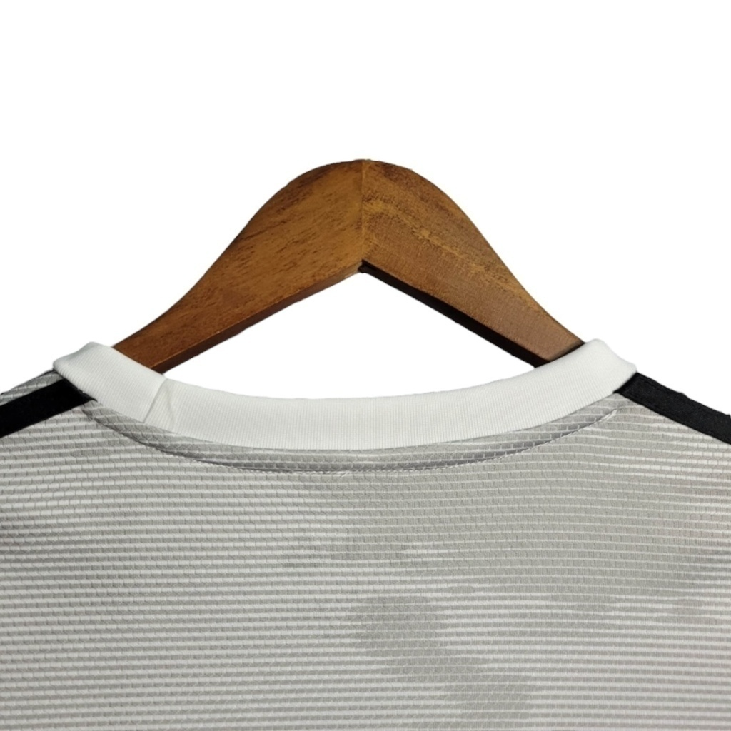 Camisa Juventus Edição Especial 2019/2020 - Retrô Adidas - Branca com detalhes em preto e verde e laranja