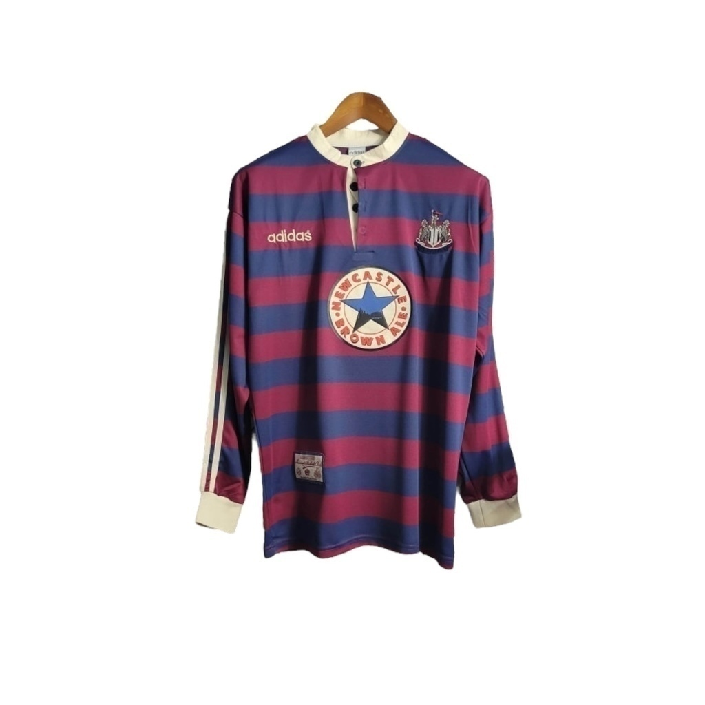 Camisa Newcastle 1995/1996 Manga Longa - Retrô Adidas - Vinho com listras em azul e detalhes em branco