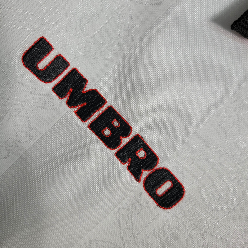 Camisa Manchester United 1998/1999 - Retrô Umbro - Branca com detalhes em preto e vermelho