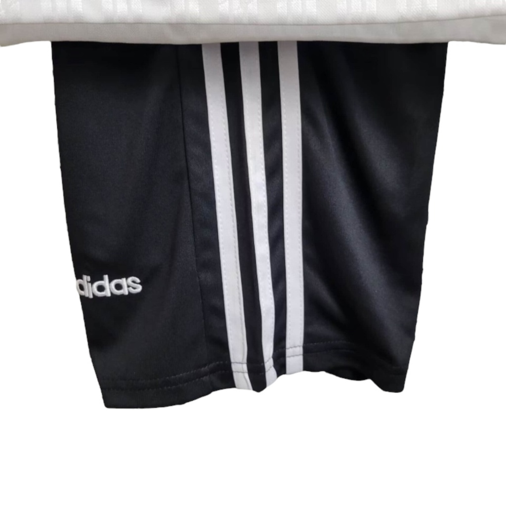 Conjunto Infantil Seleção da Alemanha I 1996 - Retrô Adidas - Branco com detalhes em amarelo e vermelho e preto