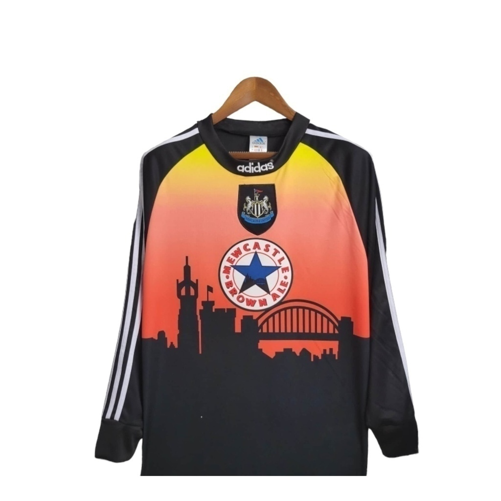 Camisa Newcastle 1996/1997 Manga Longa - Retrô Adidas - Preta com detalhes em amarelo e vermelho