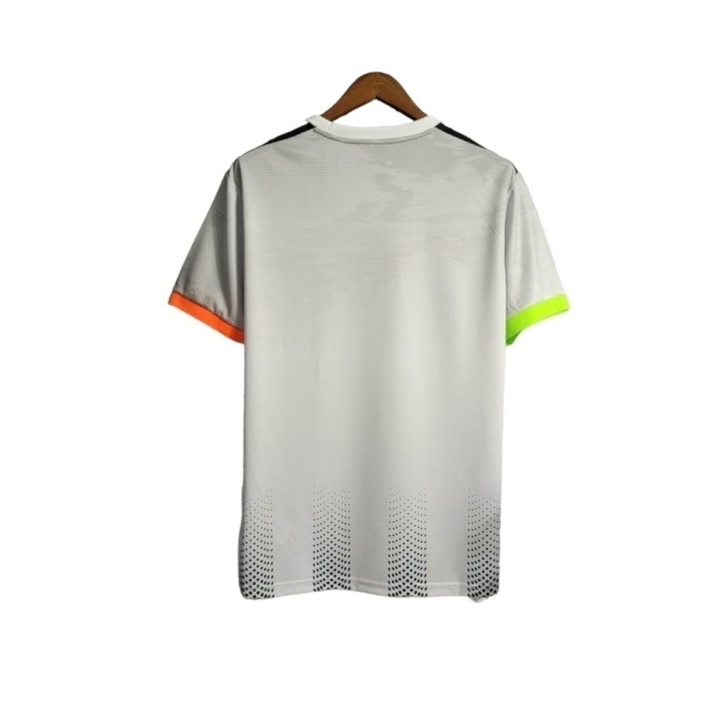 Camisa Juventus Edição Especial 2019/2020 - Retrô Adidas - Branca com detalhes em preto e verde e laranja