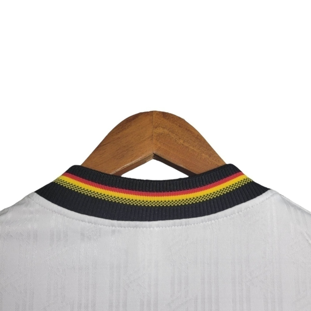 Camisa Manchester United 1996 - Retrô Umbro - Branca com detalhes em preto e vermelho e amarelo