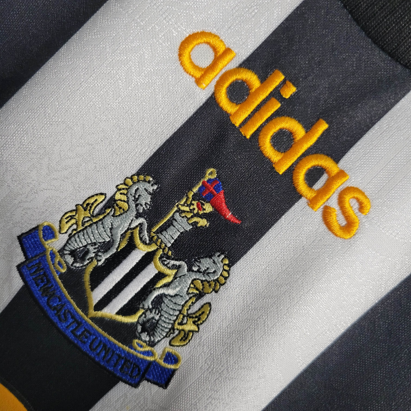 Camisa Newcastle 1995/1997 Manga Longa - Retrô Adidas - Preta com listras pretas e detalhes em amarelo
