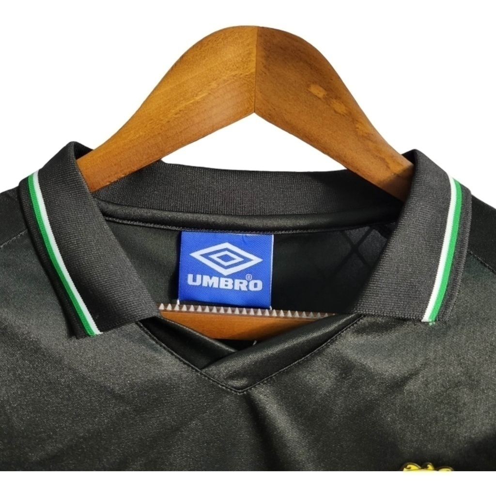 Camisa Manchester United 1998 - Retrô Umbro - Preta com detalhes em verde