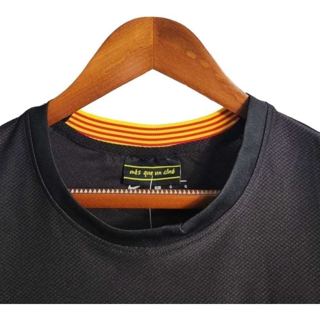 Camisa Barcelona III 2013/2014 - Retrô Nike - Preta com detalhes em amarelo e vermelho