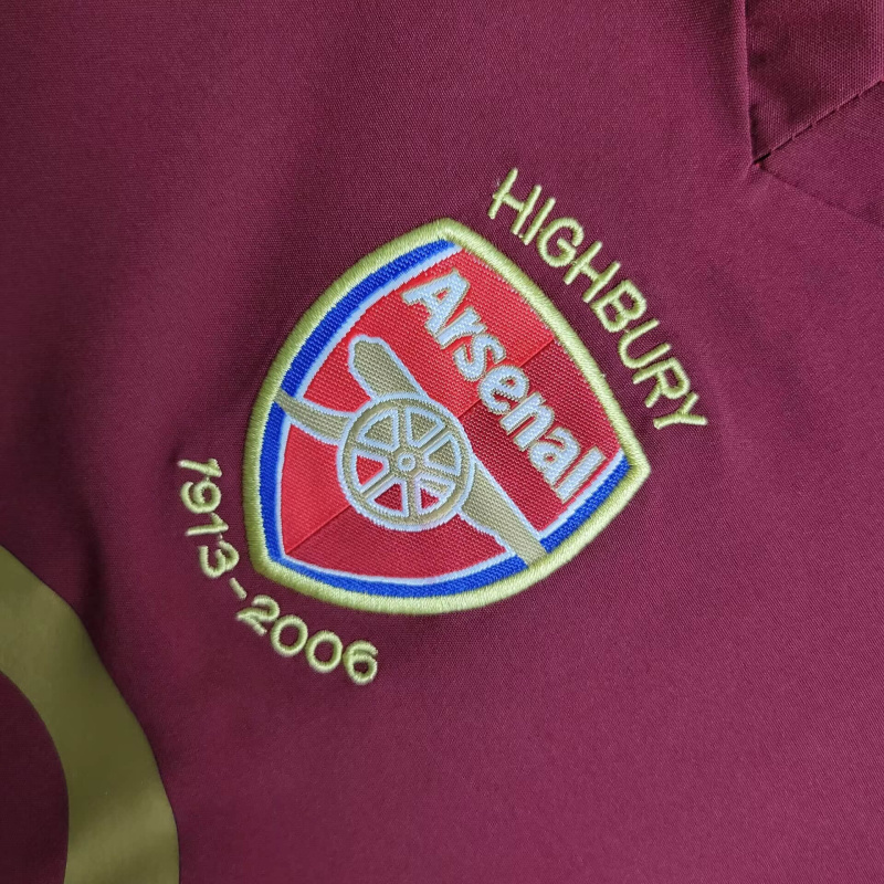 Conjunto Infantil Arsenal I 2005/2006 - Retrô Nike - Vinho com detalhes em amarelo