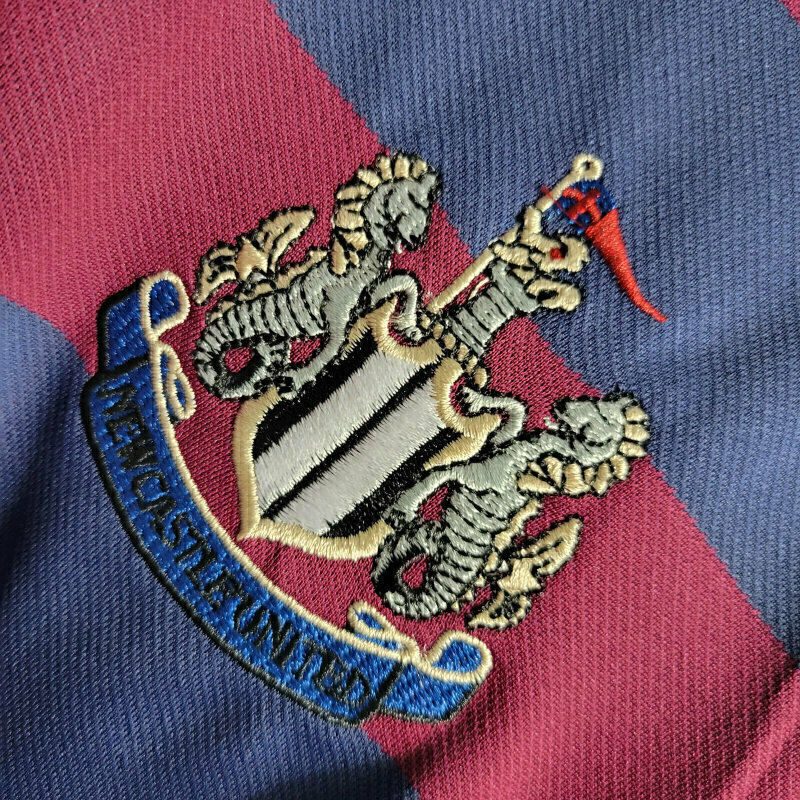 Camisa Newcastle 1995/1996 Manga Longa - Retrô Adidas - Vinho com listras em azul e detalhes em branco