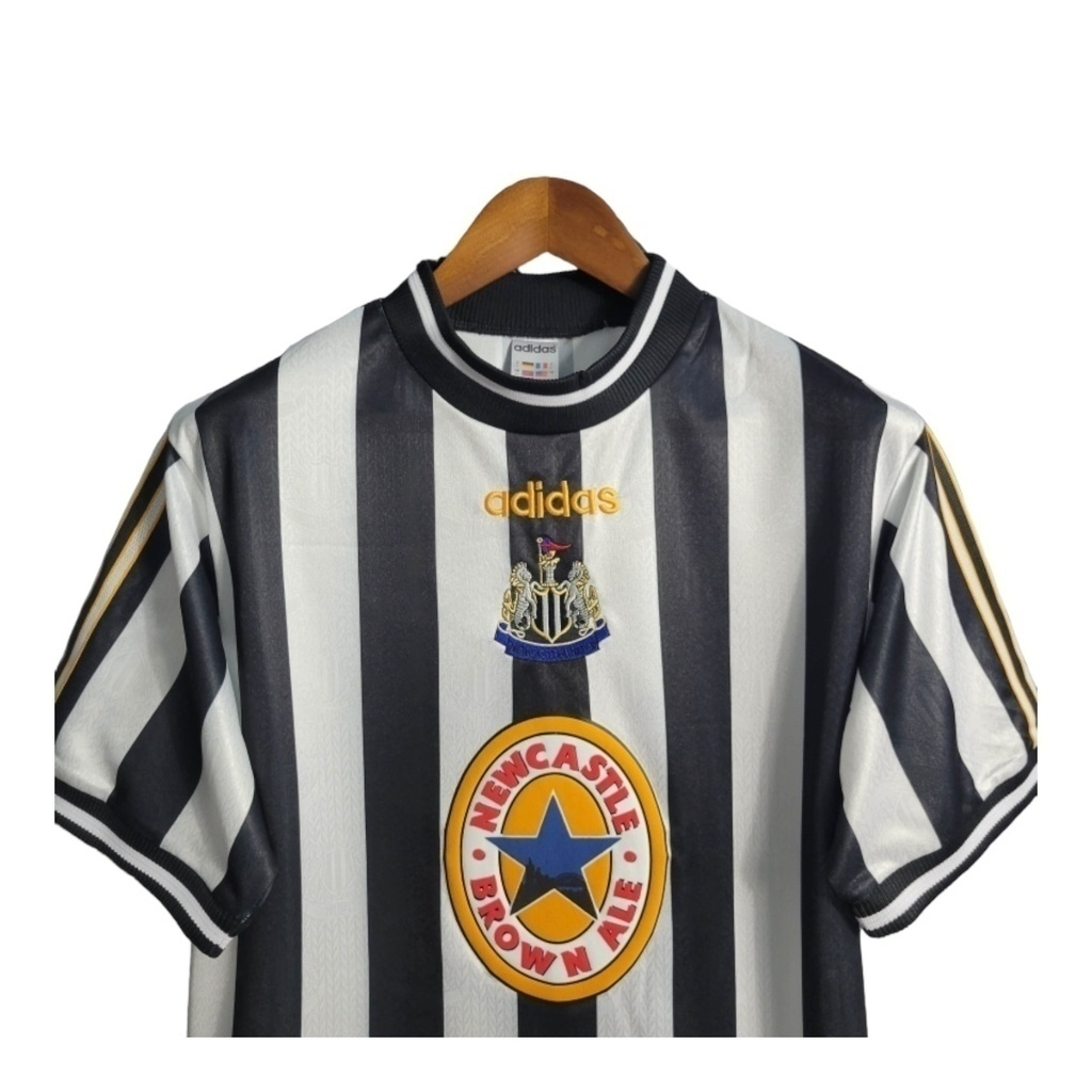 Camisa Newcastle I 1995/1997 - Retrô Adidas - Branca com listras pretas e detalhes em amarelo