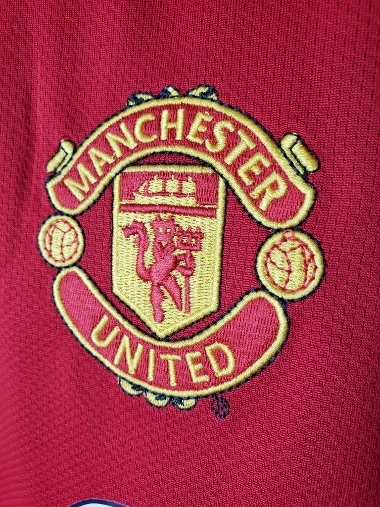 Camisa Manchester United I 2005 - Retrô Nike - Vermelha com detalhes em preto e branco