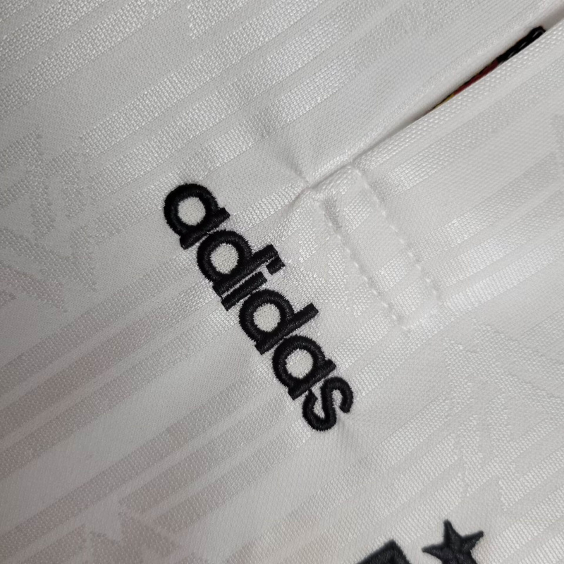 Conjunto Infantil Seleção da Alemanha I 1996 - Retrô Adidas - Branco com detalhes em amarelo e vermelho e preto